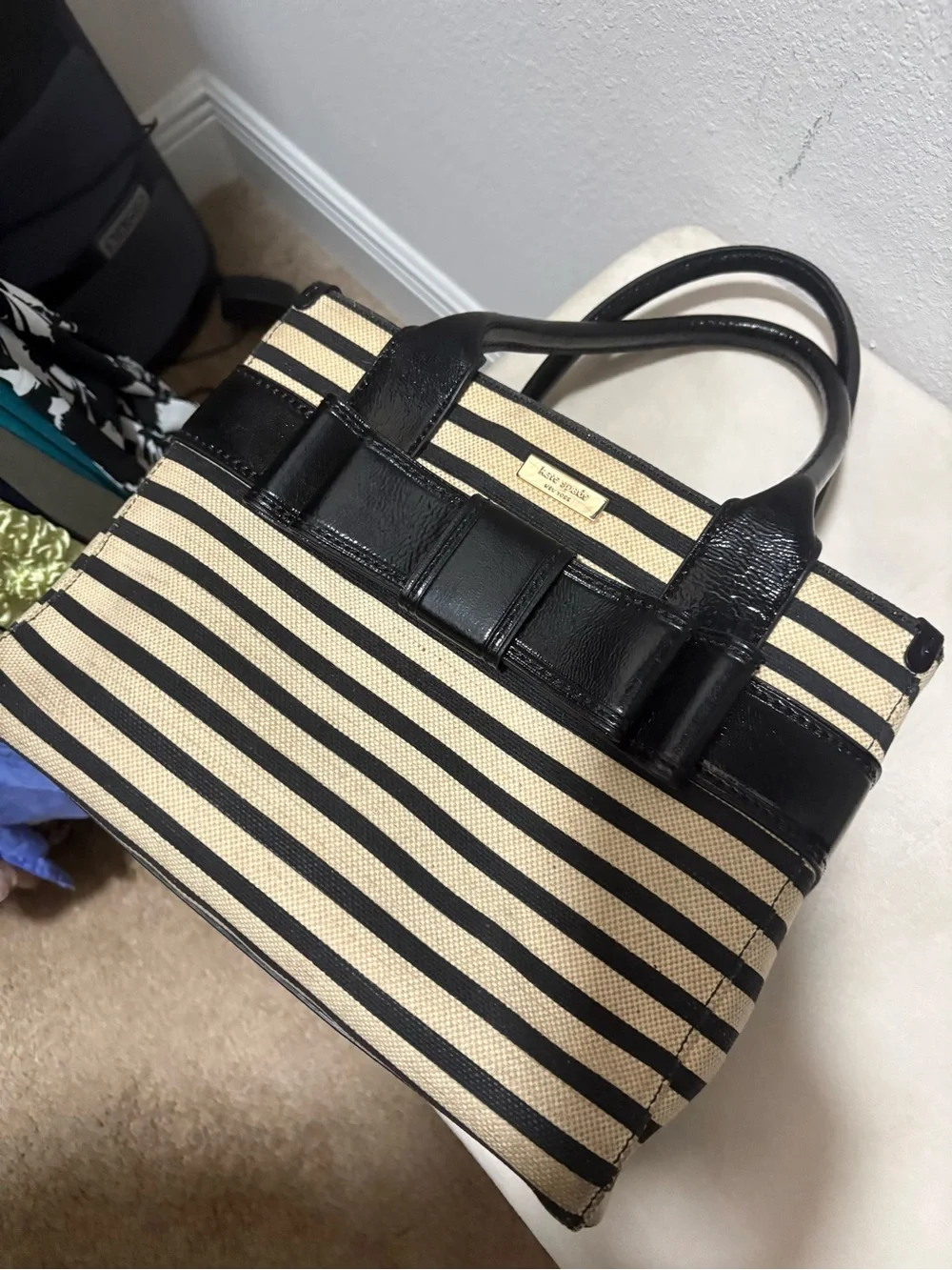 Kate Spade New York Quinn Villabella Fabric hand Bag black / natural striped